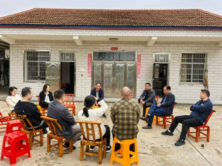 黄治军赴黄爱村走访驻村工作队